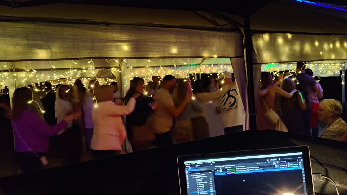 Handen op de schouders: Waarom Nederlandstalige muziek elk feest redt